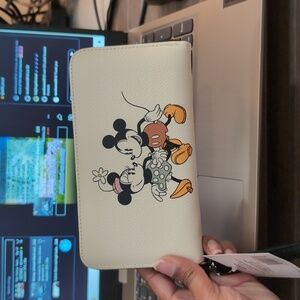 NWT Disney Mickey and Minnie Wristlet